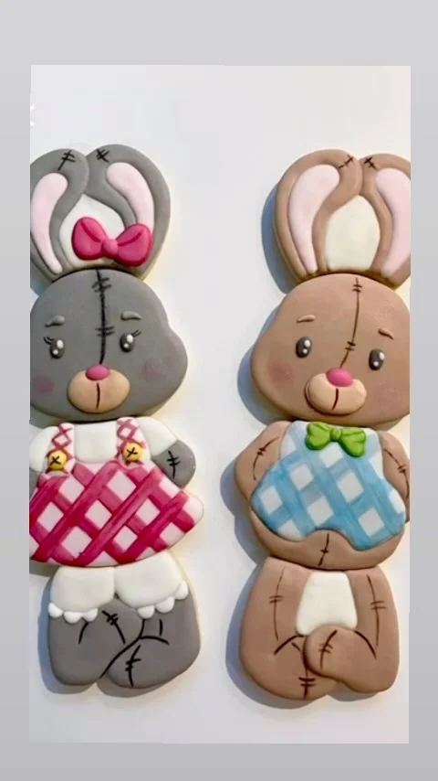 🐰 POSLEDNÍ ŠANCE 🐥
V neděli je poslední den, kdy můžete objednat velikonoční sušenky z Království sušenek a mít je včas doma!

🐇 Třeba tohle Králičí duo - roztomilou holčičku a elegantního chlapečka, kteří se skládají jako puzzle ze 4 sušenek. Když vás hraní s nimi omrzí, skvěle si na nich pochutnáte 😉

💌 Každý kousek je s láskou pečený a ručně zdobený, ale objednávky přijímám jen do nedělní půlnoci. 

🏰 Jen do úterní půlnoci nebo do vyprodání zásob projím objednávky k osobnímu vyzvednutí v provozovně v Brně Tuřanech. 

👉 Odkaz na e-shop najdete v Biu. 

#kralovstvisusenek #susenky #zdobenesusenky #velikonoce #brno #velikonocnisusenky #sladkydarek #umeniksezrani