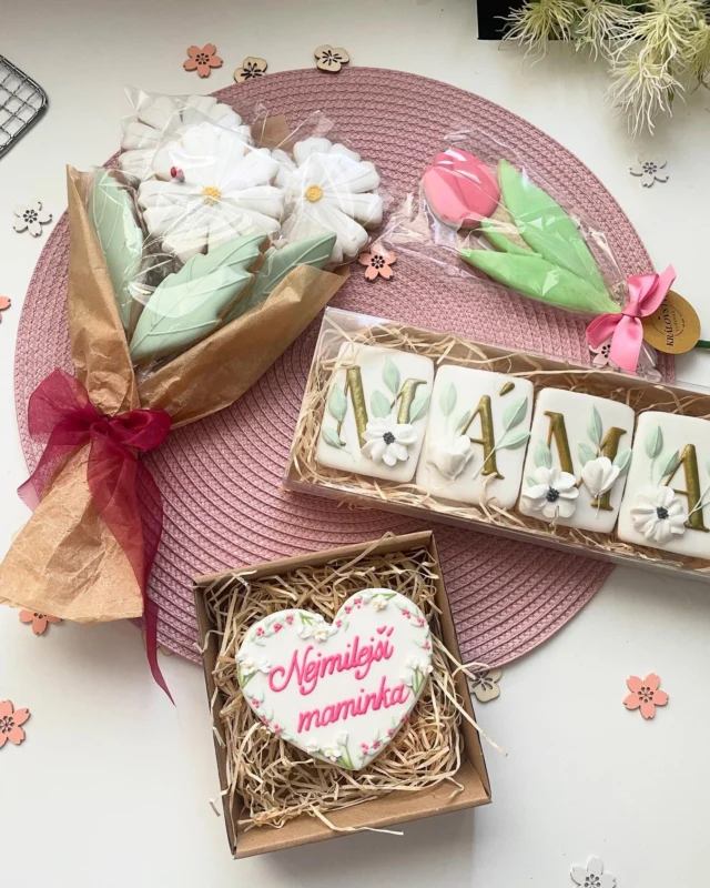 Řekněte to sladce a s láskou…❤️

🌸 Moje ručně malované sušenky ke Dni matek jsou jemné, voňavé a s květinovými doplňky– přesně jako maminka.

💐 Kopretiny, tulipány, srdíčka a zlatý nápis MÁMA – vše s pečlivostí a radostí upečeno i namalováno.

Objednávejte teď, den matek už je za rohem, ať je stihnu všechny zabalit a doručit včas!

Najdete je jako vždycky na eshopu v sekci Zdobené sušenky 💜

#kralovstvisusenek #upecenoslaskou #zlasky #sladkydarek #denmatek #kvetinovesusenky #promaminky #mama #kvetiny #decoratedcookies